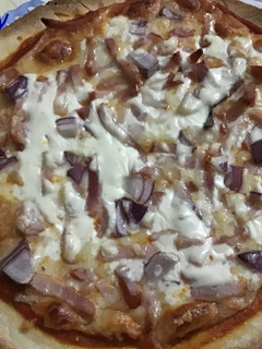 Una foto de Pizza a la carbonara con cebolla morada