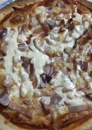 Una foto de Pizza a la carbonara con cebolla morada