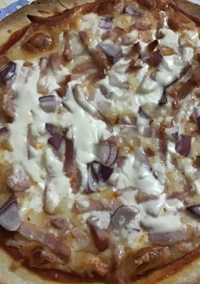 Una foto de Pizza a la carbonara con cebolla morada