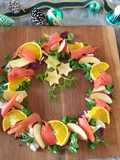 Composizione con salmone affumicato frutta e verdura