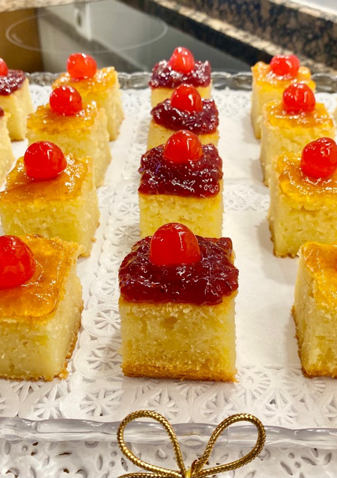 Una foto de Pastelitos con coco y queso (“Cupcakes with coconut and Cheese”)