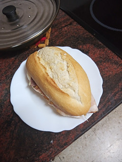 Foto principal de Bocadillo de pata asada y tomate aliñado