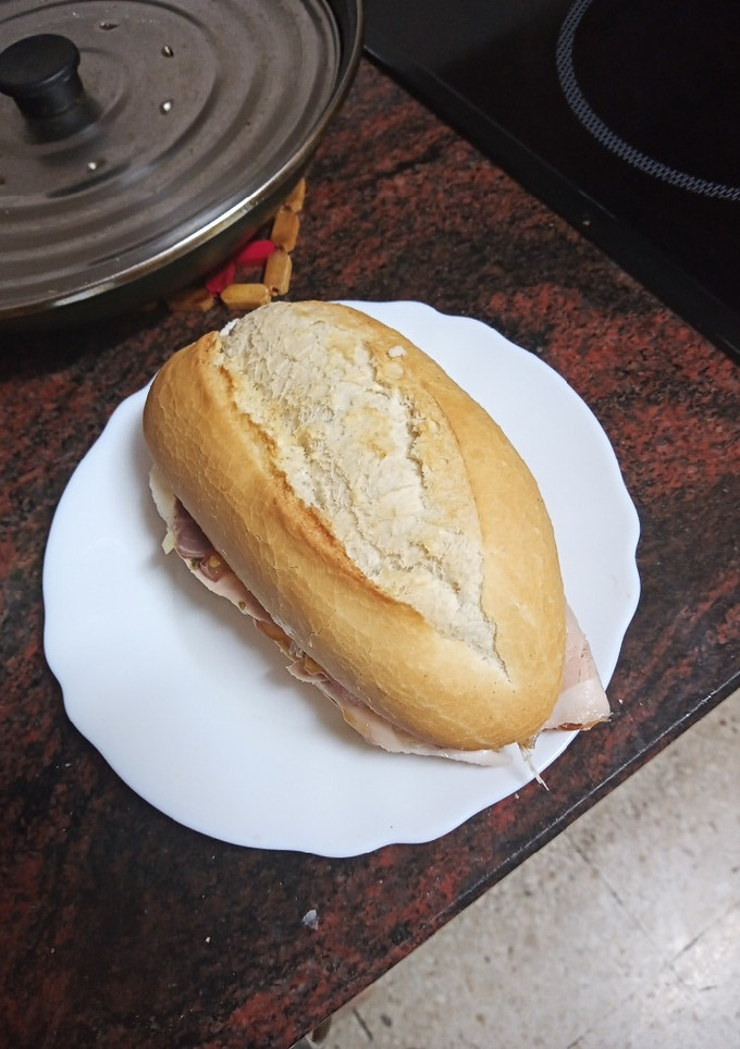 Una foto de Bocadillo de pata asada y tomate aliñado