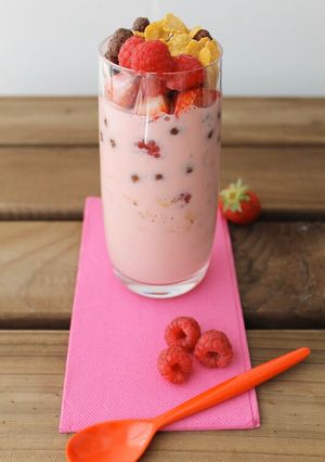 Una foto de Batido plátano con arándanos y frambuesas