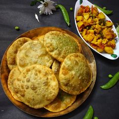 A picture of Green Peas kachuri (Koraishutir kochuri).