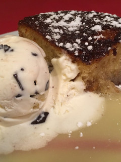 Una foto de Brownie de chocolate blanco con helado y sirope de chocolate blanco
