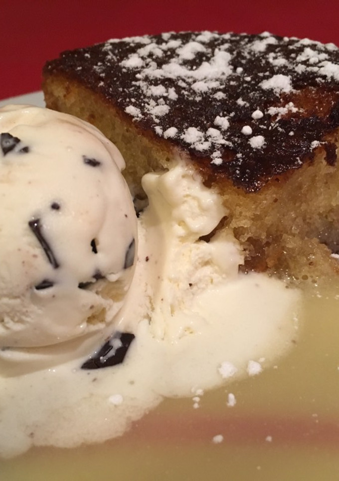 Una foto de Brownie de chocolate blanco con helado  y sirope de chocolate blanco