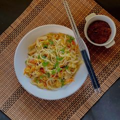 A picture of Garlic Chicken Hakka Noodles.