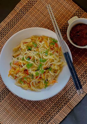 A picture of Garlic Chicken Hakka Noodles.