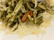Una foto de pasta al pesto de albahaca