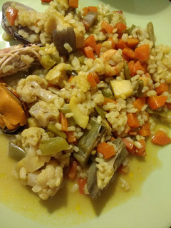 Una foto de Arroz con marisco y verduras