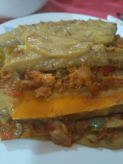 Una foto de Musaka con bechamel de calabacín y atún