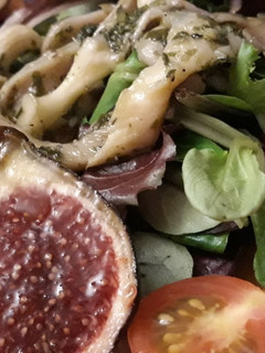 Una foto de Ensalada tibia de girgolas y higos
