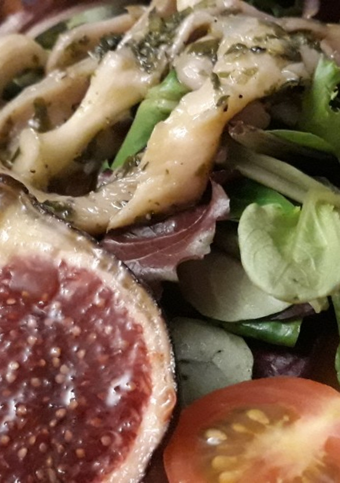 Una foto de Ensalada tibia de girgolas y higos