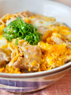 Una foto de Oyakodon, Arroz con pollo y huevo (親子丼) / Comida Japonesa