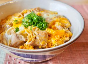 Una foto de Oyakodon, Arroz con pollo y huevo (親子丼) / Comida Japonesa