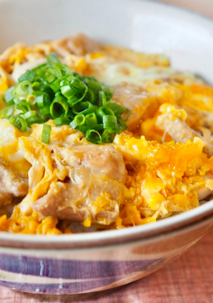 Una foto de Oyakodon, Arroz con pollo y huevo (親子丼) / Comida Japonesa