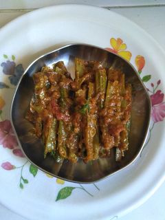સરગવા બેસન નું શાક (Drumstick Besan Shak Recipe In Gujarati) રેસીપી મુખ્ય ફોટો