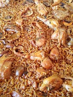 Una foto de Fideuá de conejo, caracoles y champiñones