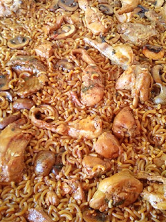 Una foto de Fideuá de conejo, caracoles y champiñones