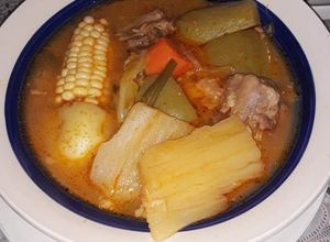 Una foto de Un caldito de res....🍛