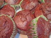 Una foto de muffins de chocolate con edulcorante