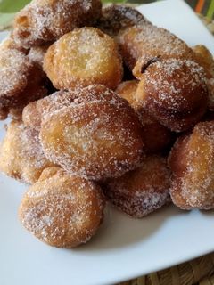 Una foto de Buñuelos de manzana rellenos de natillas