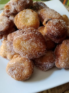 Una foto de Buñuelos de manzana rellenos de natillas