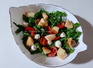 Une photo de Salade de cresson tomate fromage et croûtons 🥗