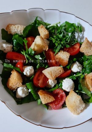 Une photo de Salade de cresson tomate fromage et croûtons 🥗