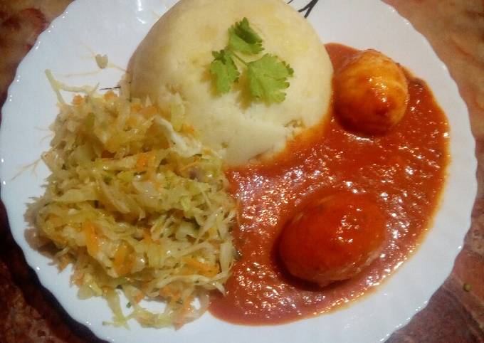 Mashed potatoes with egg curry