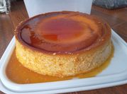 Una foto de flan de huevo al horno