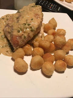 Una foto de Pollo relleno con salsa de verdeo