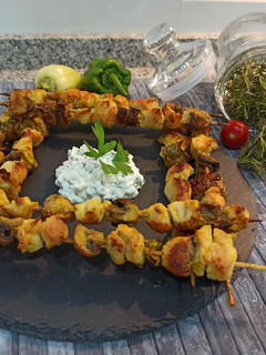 Una foto de Brochetas de solomillo al curry y verduras 🍢🔥