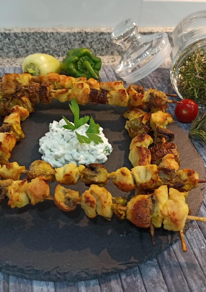 Una foto de Brochetas de solomillo al curry y verduras 🍢🔥