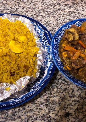 A picture of Fruit rice and chicken sauce.