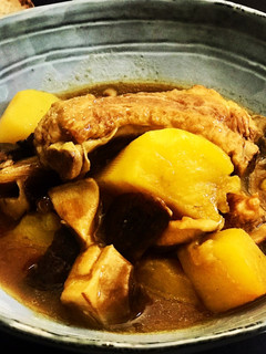 Una foto de Guiso de patatas, setas y costillas con polvo de trufa 🤩🤩