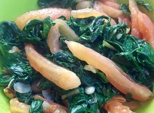 Una foto de Acelga & Tomate Salteados #lacocinadegiri