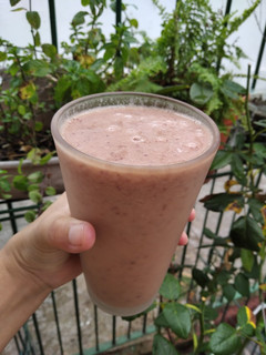 Una foto de Smoothie de uva, banana y pelón :)