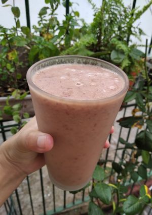 Una foto de Smoothie de uva, banana y pelón :)