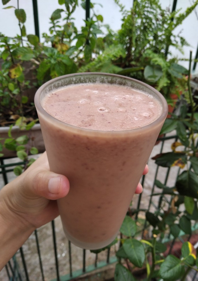Una foto de Smoothie de uva, banana y pelón :)
