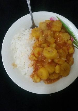 A picture of White rice and matoke.