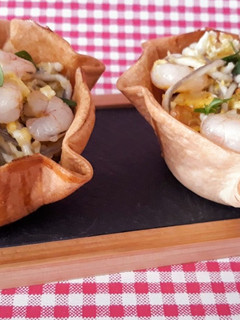 Una foto de Cestitas con revuelto de gulas y gambas