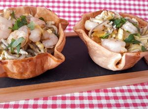 Una foto de Cestitas con revuelto de gulas y gambas