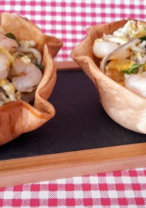 Una foto de Cestitas con revuelto de gulas y gambas