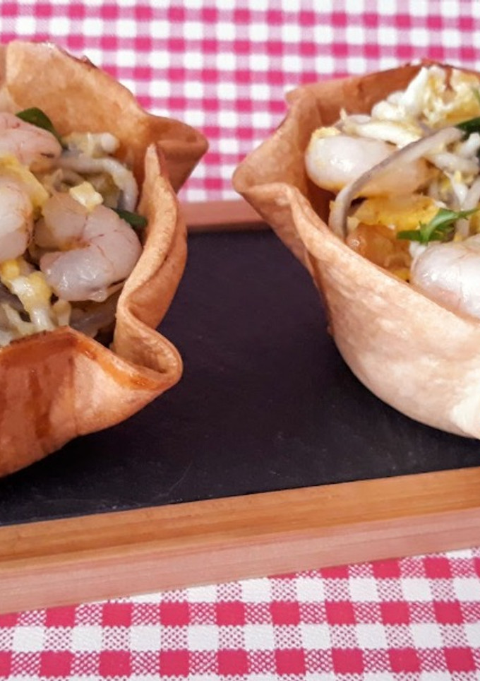 Una foto de Cestitas con revuelto de gulas y gambas