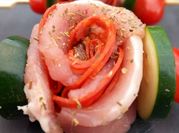 Une photo de brochette avec tomates cerises