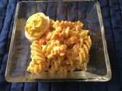 Una foto de ensalada de fusilli