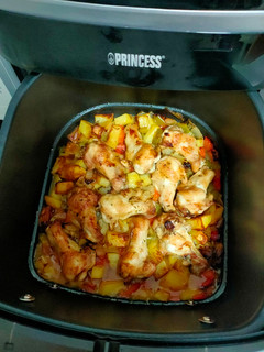Una foto de Pollo con patatas y verduras en airfryer