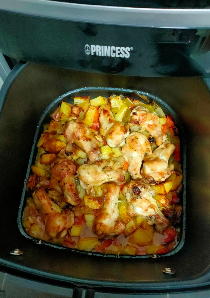 Una foto de Pollo con patatas y verduras en airfryer